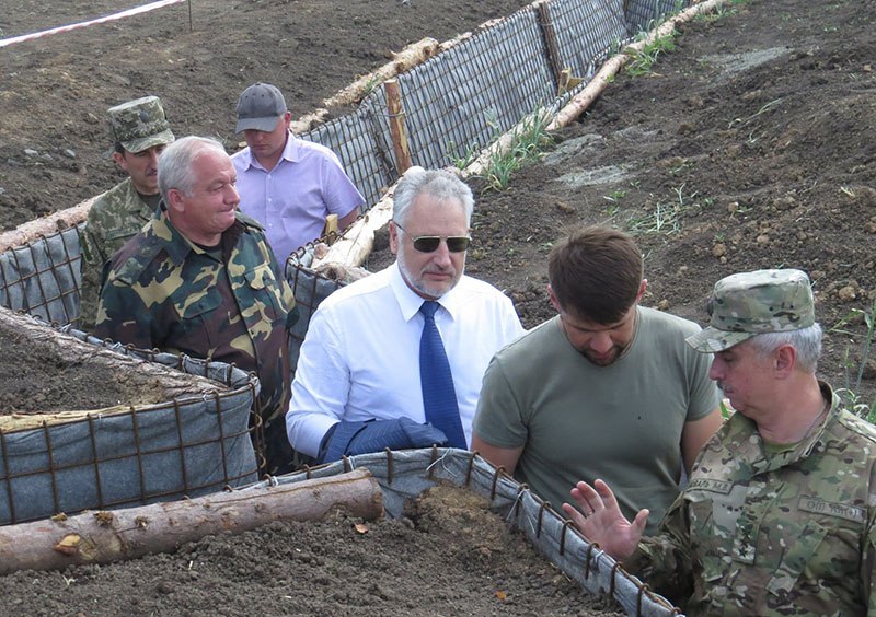 Donetsk Oblast Governor Pavlo Zhebrivsky (in white shirt) checks the construction of fortifications during a visit by Ukraine’s President Petro Poroshenko on June 11, (UNIAN)