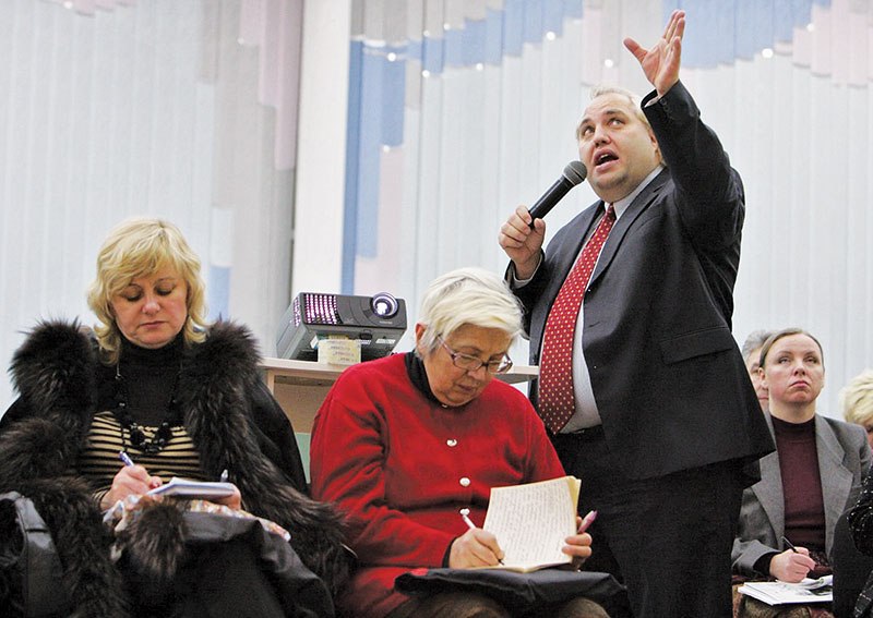 American Robert Fletcher (right) gives one of his “Secrets of Millionaires” training seminars on Feb. 21, 2008 in Kyiv, nine months before police arrested him outside an exposition center late at night on Nov. 23, 2008 on suspicion of large-scale fraud of