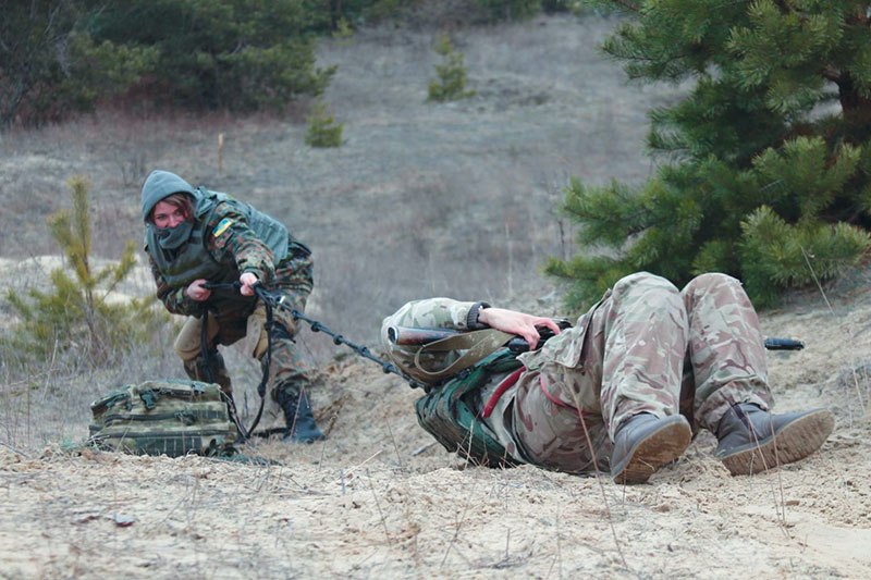 The White Berets teach medics how to evacuate wounded from the battlefield with the help of a body sling on Feb. 24. 