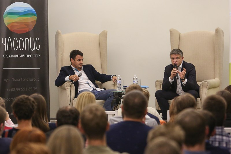 Deputy Head of Presidential Administration Dmytro Shymkiv talks to representatives of Ukrainian IT industry during Fireside Chat moderated by Denis Dovgopoly, the managing partner at the GrowthUP Group, on Oct. 21 in Kyiv.