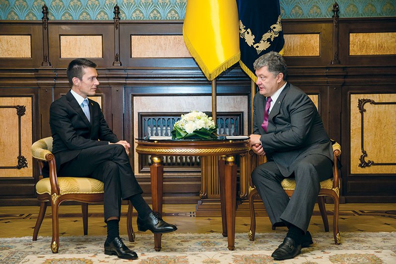 Ambassador Extraordinary and Plenipotentiary of Denmark, Christian Dons Christensen (L) speaks with the Ukraine’s President Petro Poroshenko on Sept. 17 in Kyiv. 