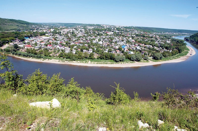 Picturesque town of Zalishchyky sits on a loop of the Dniester River in Ukraine’s Ternopil Oblast. 