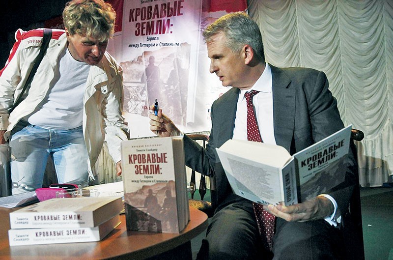 American historian Timothy Snyder of Yale University presents the Russian edition of his book “Bloodlands: Europe Between Hitler and Stalin” on June 22, 2015 in Kyiv. (UNIAN)