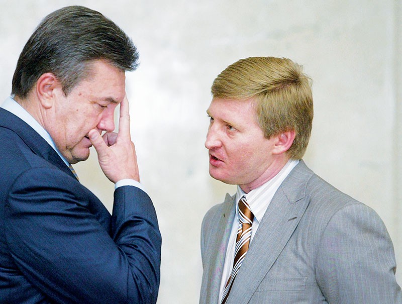 Former President Viktor Yanukovych (L), then lawmaker and leader of the Party of Regions, talks to Rinat Akhmetov, then also lawmaker in parliament hall in July 2006. (UNIAN)