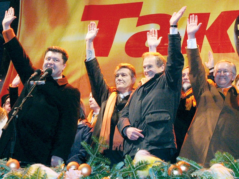 Petro Poroshenko, then a lawmaker (left) and presidential candidate Viktor Yushchenko (second from left) on Dec. 28, 2004 on Maidan Nezalezhnosti in Kyiv. Poroshenko was then an ally of Yushchenko, who came to power as president thanks to the pro-Western Orange Revolution, defeating his competitor Viktor Yanukovych. 
