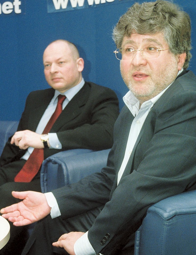 Ihor Kolomoisky and PrivatBank chairman Oleksandr Dubilet at a press conference in Kyiv on April 2, 2003. (UNIAN)