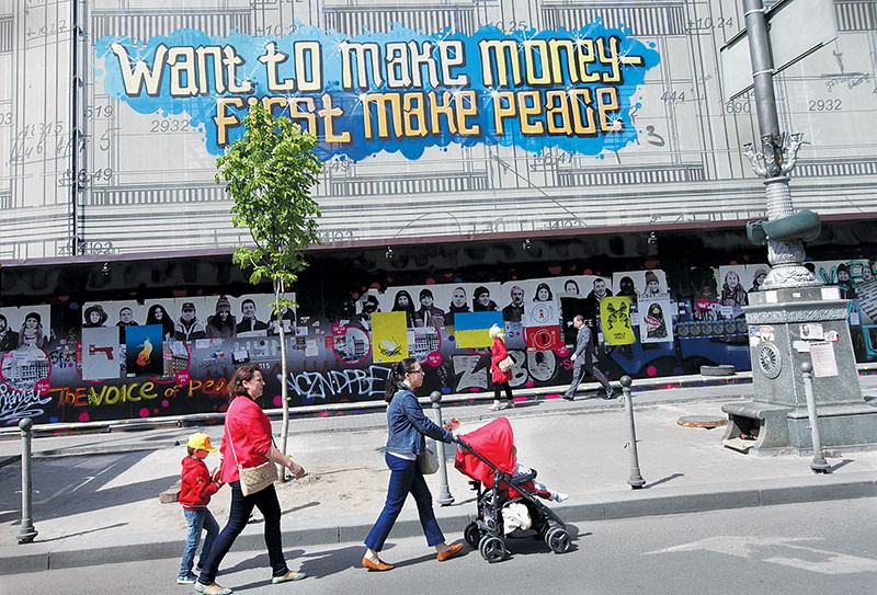 A canvas covering Kyiv’s central shopping mall, which belongs to Rinat Akhmetov, bears a critical slogan reading “Want to make money – first make peace.“ The slogan, which was written by activists in 2014, refers to Akhmetov’s alleged role – denied by his representatives – in the Donbas conflict. 