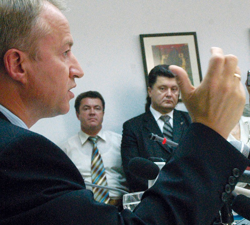 Oleksandr Zinchenko (front, left), then-President Viktor Yushchenko’s ex-chief of staff, accuses Petro Poroshenko (at right in background), then secretary of the National Defense and Security Council, of corruption and abuse of power on Sept. 5, 2005. Poroshenko resigned following the accusations. (UNIAN)