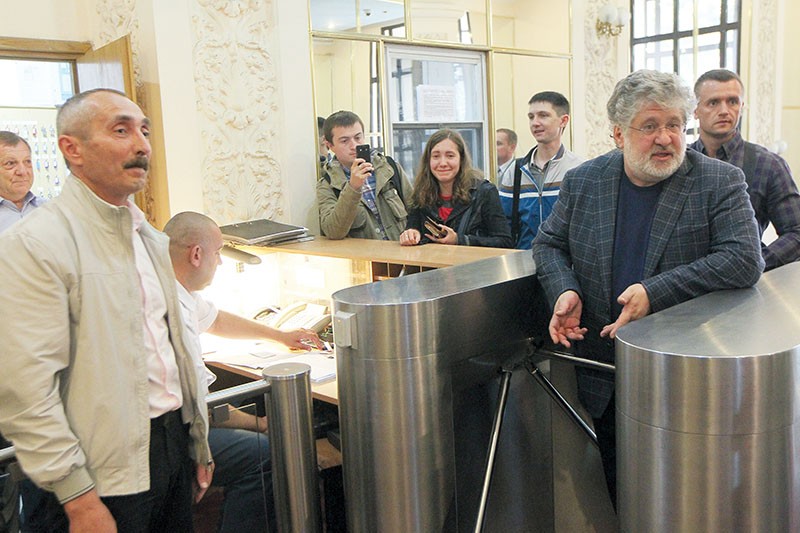 Ihor Kolomoisky argues with security at the entrance to the Kyiv office of state-owned energy giant Naftogaz on May 29, 2015. Kolomoisky came for a meeting of the supervisory board of subsidiary oil producer Ukrnafta, where he has a minority share.
