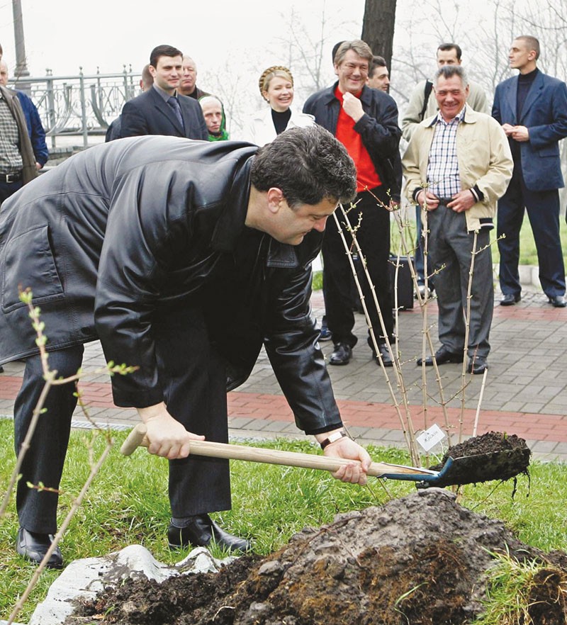 Petro Poroshenko, then secretary of the National Defense and Security Council, plants a tree on April 17, 2005. Then Prime Minister Yulia Tymoshenko (second from left), then President Viktor Yushchenko and then Kyiv Mayor Oleksandr Omelchenko (next to Yushchenko) are in the first row in the background. (UNIAN)
