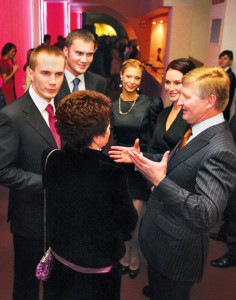 Rinat Akhmetov (R) talks to the wife, sons, and daughters in law of the former President Viktor Yanukovych at a party to celebrate 10 years since the creation of his SCM company. (Ukrafoto)