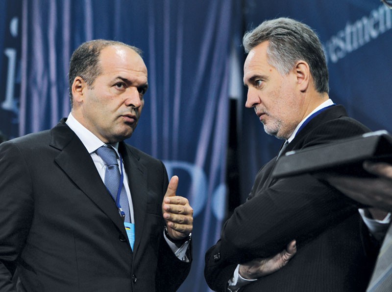Viktor Pinchuk speaks with fellow oligarch Dmytro Firtash, now in exile fighting US corruption charges, at a press conference of then-Russian President Dmitry Medvedev and then-Ukrainian President Viktor Yanukovych in Donetsk on Oct. 18, 2011. (Ukrafoto)