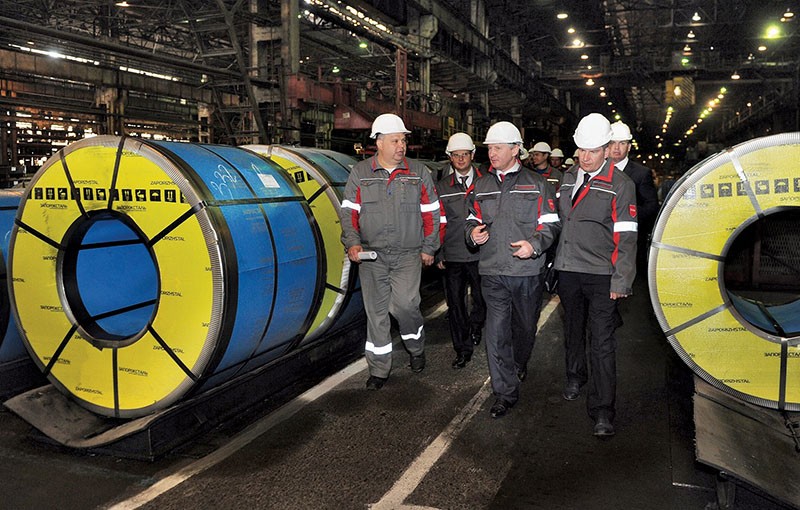 Tycoon Rinat Akhmetov visits the Zaporizhstal steel mill in Zaporizhya on May 16, 2013. The mill, which is part of Akhmetov’s Metinvest group, is one of Europe’s largest steel producers. (UNIAN)