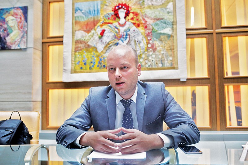 Yuriy Draganchuk, customs advisor to Finance Minister Oleksandr Danyliuk, speaks at the Finance Ministry in Kyiv on Sept. 21. Draganchuk does not have access to data from the customs service, making it difficult to know what is going on. 