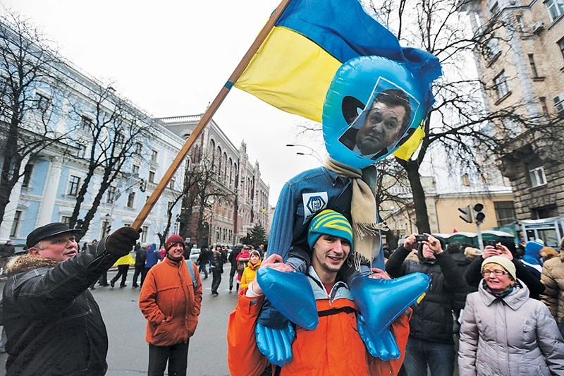 A man carries a inflatable doll with portrait of President Viktor Yanukovych during a rally in support of Ukraine’s European integration course in central Kyiv on Dec. 8, 2013. (Kostyantyn Chernichkin)