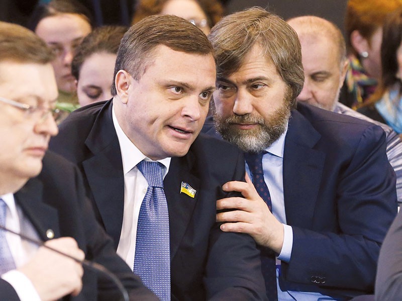 Vadim Novinsky (R) talks to Serhiy Lyovochkin, who served as chief of staff to former President Viktor Yanukovych, at the presentation of the opposition government. It is composed partly of former Yanukovych allies. (UNIAN)