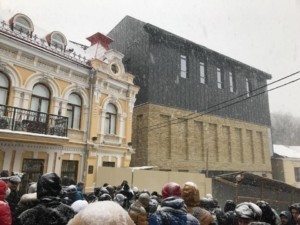Kyivans have complained that the blocky exterior, consisting of dark gray metal plates on the upper half of the building, with the lower half made out of beige brickwork, clashes with the older architecture on Andriyivskiy Uzviz.