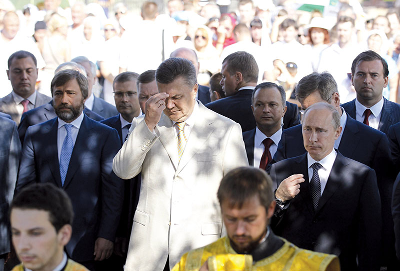 Vadim Novinsky (L) stands by then-President of Ukraine Viktor Yanukovych and Russian president Vladimir Putin during the ceremony of consecration of the St. Volodymyr bell tower in Sevastopol, Crimea, on July 28, 2013. (UNIAN)