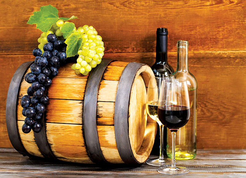 22_wine-week-_wine_grapes_barrel_488319