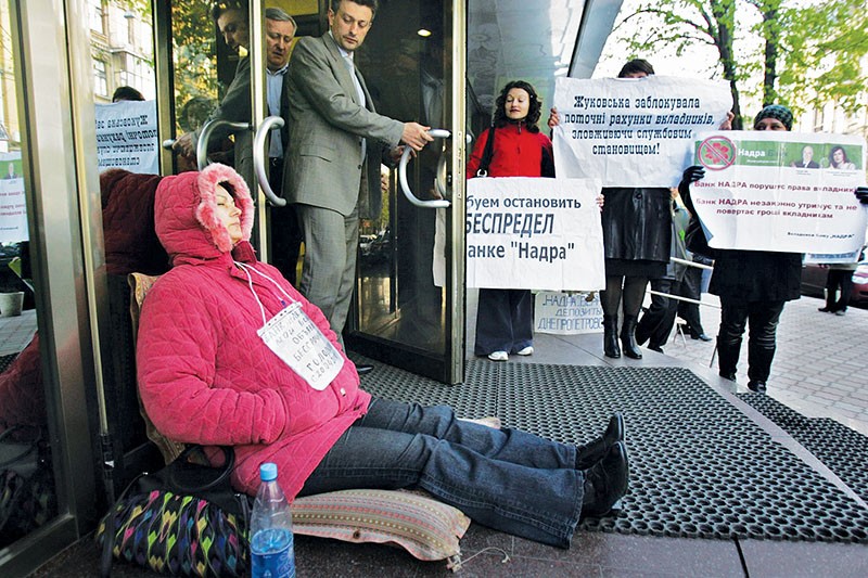 Depositors of Dmytro Firtash’s Nadra Bank protest outside one of its branches in Kyiv in April 2010. Nadra Bank suffered from liquidity problems for several years because of poor management and insider lending. It was liquidated by the National Bank of Ukraine in June 2015.