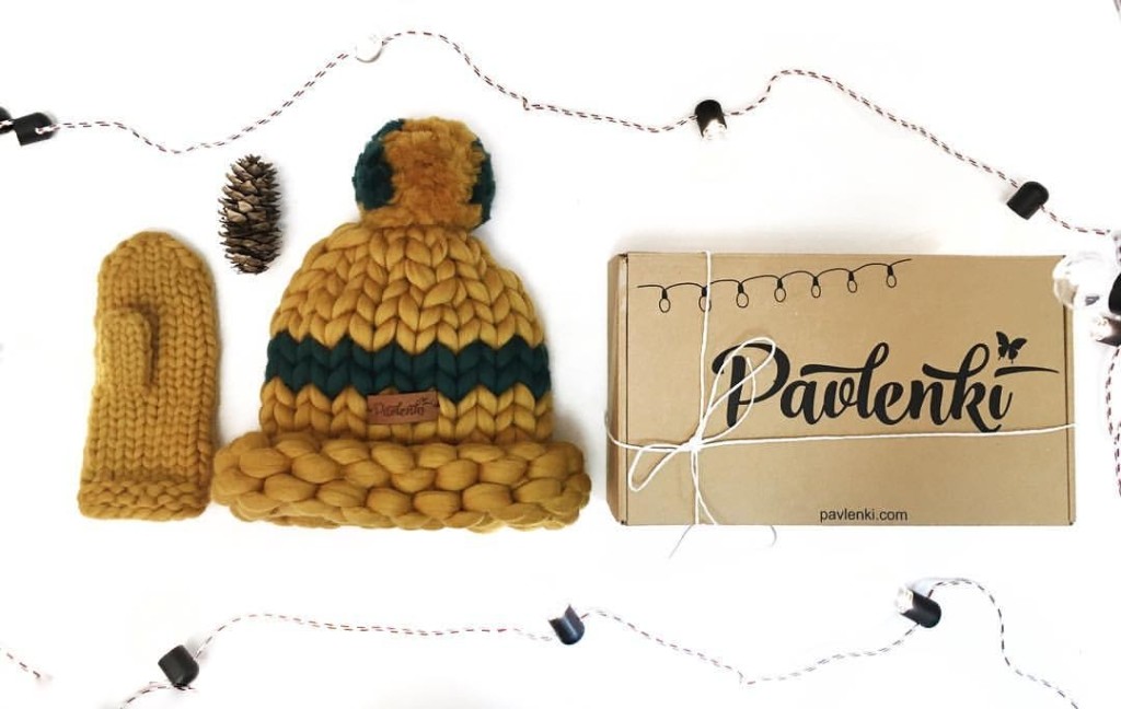 A picture features a set of hat and gloves by Pavenki Workshop brand. ((www.pavlenki.com)