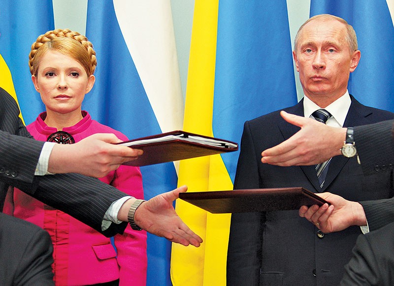 Russian Prime Minister Vladimir Putin (R) and his Ukrainian counterpart Yulia Tymoshenko attend a signing ceremony in Moscow on January 19, 2009.