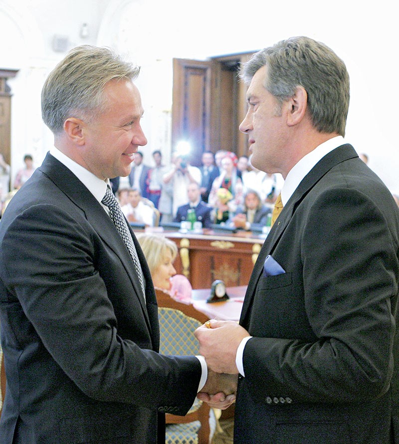 Then-President Viktor Yushchenko awards Yuriy Kosyuk with the “Hero of Ukraine” award to mark his outstanding achievements in agriculture on Aug. 23, 2008. (PHL)