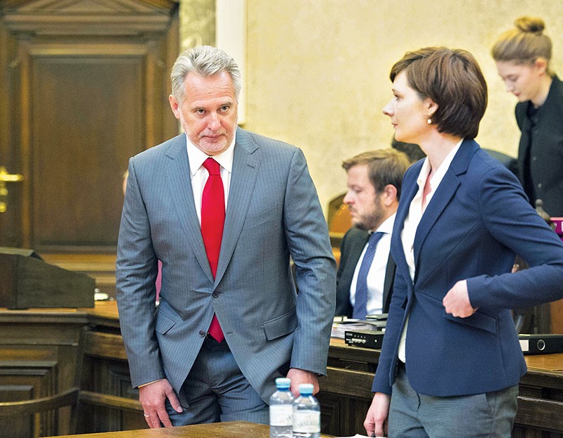 Dmytro Firtash (L), one of Ukraine’s most influential oligarchs, attends a court hearing on April 30, 2015 in Vienna. The billionaire was arrested in Vienna at the request of the FBI to face trial in Chicago for bribery. A Viennese judge ruled that the U.S. request was politically motivated. Firtash is now awaiting the result of the U.S. appeal, which should be heard in January 2017.