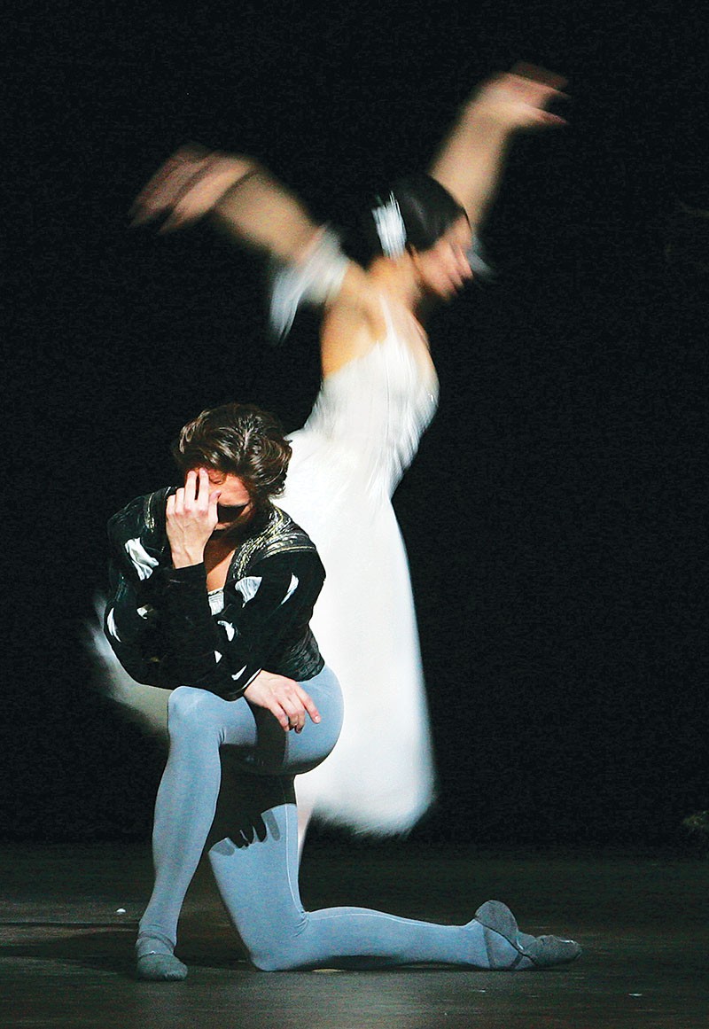Roberta Marquez (behind) as Giselle and Ivan Putrov as Count Alrecht perform during a Royal Ballet dress rehearsal of Giselle at The Royal opera House in London, on Jan. 9, 2006. (AFP)