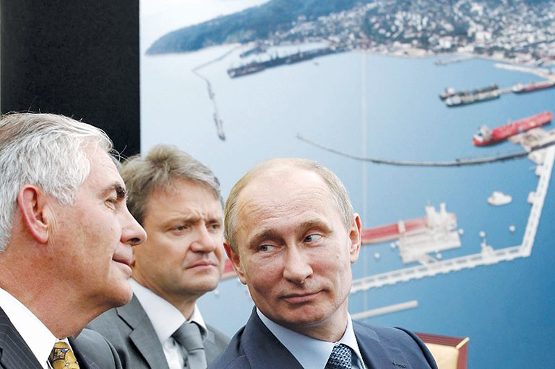 Russia's President Vladimir Putin (R) and ExxonMobil Chairman and CEO Rex Tillerson (L) attend at the ceremony of the signing of an agreement between state-controlled Russian oil company Rosneft and ExxonMobil in the Black Sea port of Tuapse on June 15, 2012. AFP PHOTO/ RIA-NOVOSTI/POOL/MIKHAIL KLIMENTYEV / AFP PHOTO / POOL / MIKHAIL KLIMENTYEV
