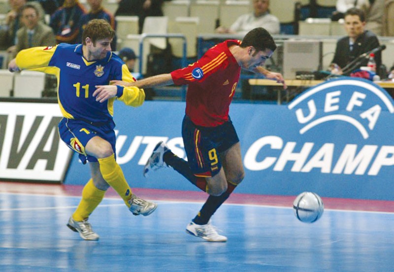 Ukrainian Fedir Pylipiv (L) fights for the ball with Spain's Serrejon Sanchez (R) during their semi-final indoor football match of the UEFA European Futsal Championship at the CEZ arena in Ostrava 18 February 2005. AFP PHOTO MICHAL CIZEK / AFP PHOTO / MICHAL CIZEK