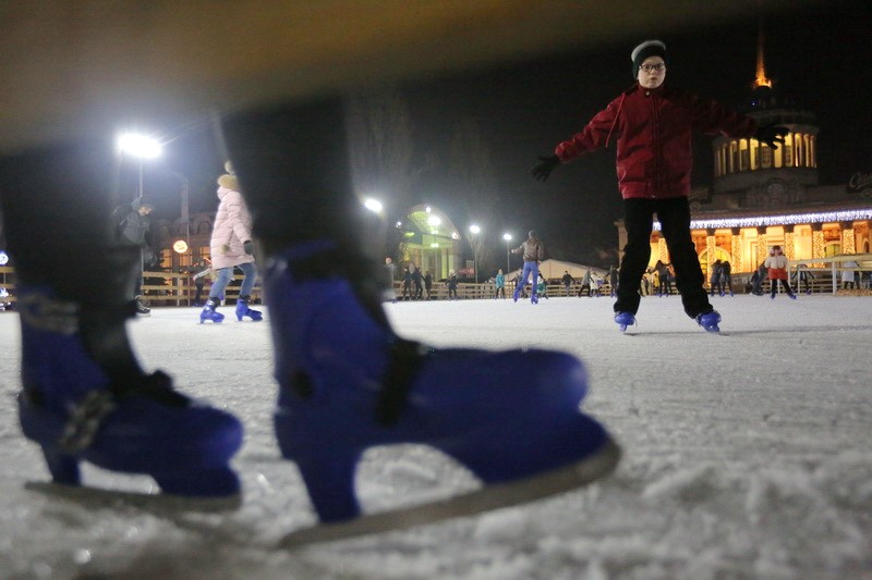 A boy skates at the ice rink at VDNG expocenter in Kyiv. (Volodymyr Petrov)