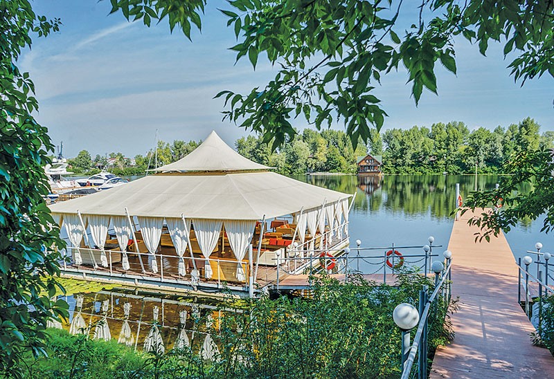Kyiv’s upscale Mayachok restaurant locates on the picturesque shore of the Dnipro bay in Holosiyivsky district and serves French and Mediterranean cuisines. (Courtesy of Mayachok)