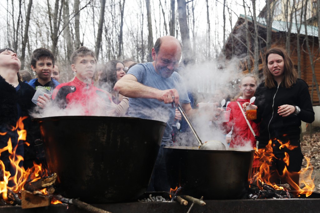 Children prepare Ukrainian traditional dish borshch in a “Building Bridges not Walls” camp. (Dana Verstak)