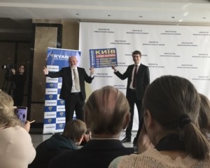 Ryanair’s Chief Commercial Officer David O’Brien (L) and Ukraine’s Minister of Infrastructure Volodymyr Omelyan present four new Ryanair routes from Kyiv Boryspil International Airport during the press conference in Kyiv on March 15. (Maria Romanenko)