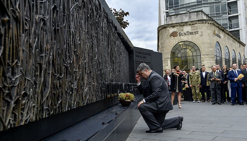Ukrainian President Petro Poroshenko prays at the Holodomor Memorial on June 20 in Washington, D.C. (Mykola Lazarenko)