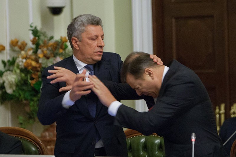 Opposition Bloc lawmaker Yuriy Boiko (L) fights with Radical Party leader Oleg Lyashko on Nov. 14. Boiko has escaped justice on allegations of steaing $180 million from the state, charges he denies. (UNIAN)