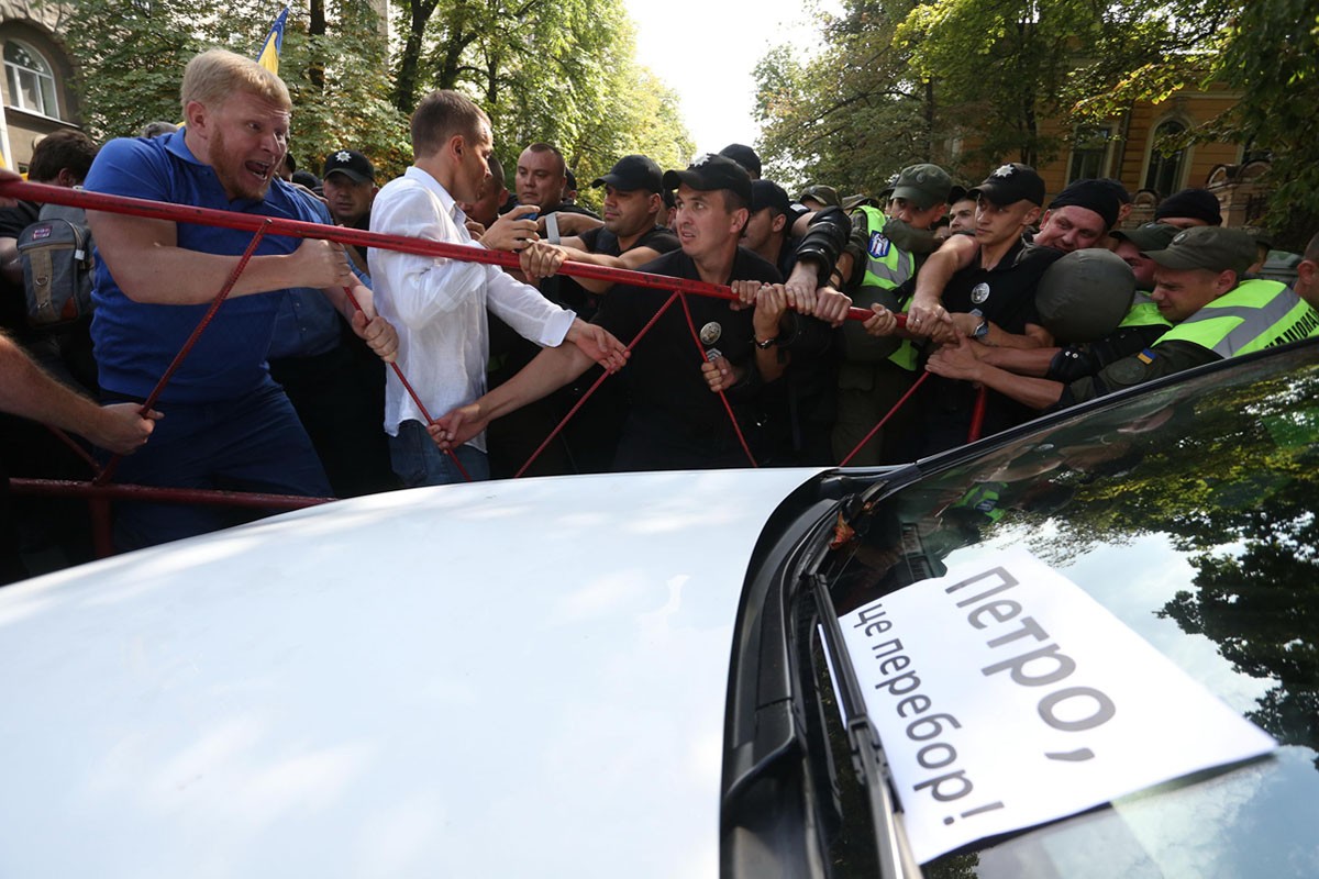 Activists rally near the Presidential Administration after Ukraine’s President Petro Poroshenko signed a decree to suspend former Georgian President Mikheil Saakashvili’s Ukrainian citizenship on July 26. The sign on the car says ‘Petro, that’s too much!’. (Kostyantyn Chernichkin)