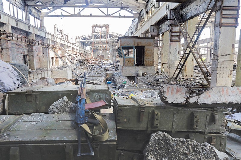 A gun lies propped on a firing positions in the Avdiyivka industrial zone on May 17 in Ukraine's disputed eastern Donbas. While Russia's war rages on, there are ways to mitigate risks and attract more investment, argues Kyiv-based lawyer Bate C. Toms.