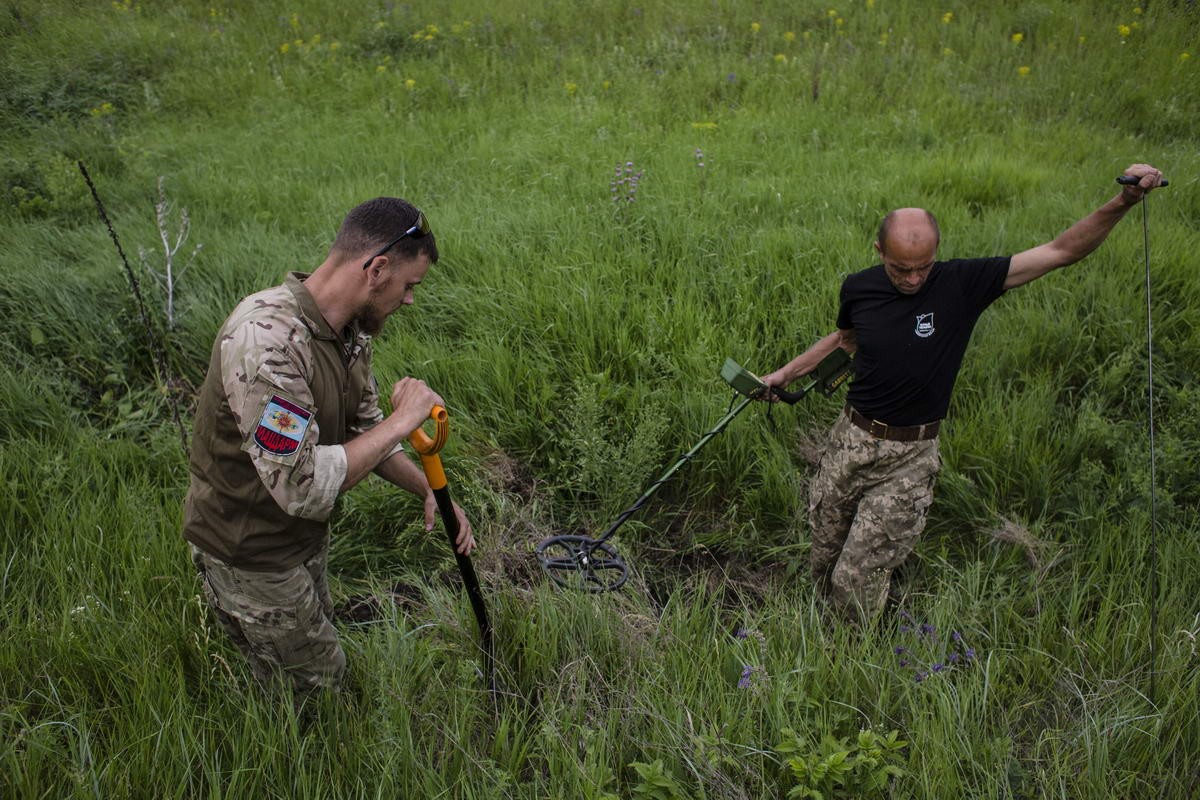 Oleksiy Yukov and his colleague from the Black Tulip humanitarian organization, which searches for the bodies of missing people, uncover a dead body - presumbly that of a separatist fighter - near the village of Zakitne in Donetsk Oblast. Anastasia Vlasova