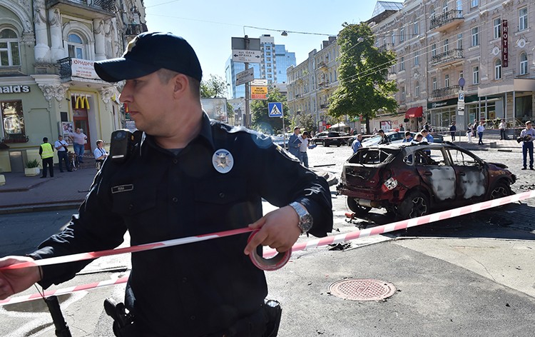 Police cordon off the streets in Kiev where explosives destroyed the car Pavel Sheremet was driving on July 20, 2016. (AFP/Sergei Supinksy)