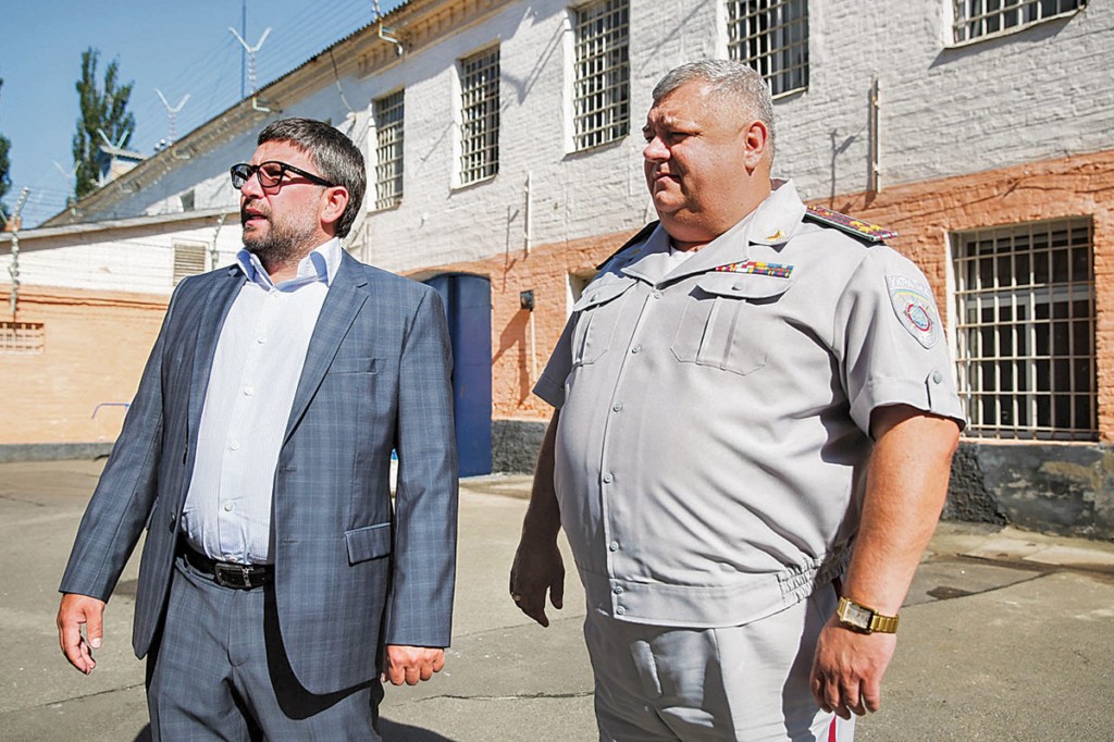 Denys Chernyshov, deputy minister of justice, (L) talks to Valeriy Bunak, the head of the Lukyanivsky detention center, during an inspection of the prison in Kyiv on Aug. 1. 