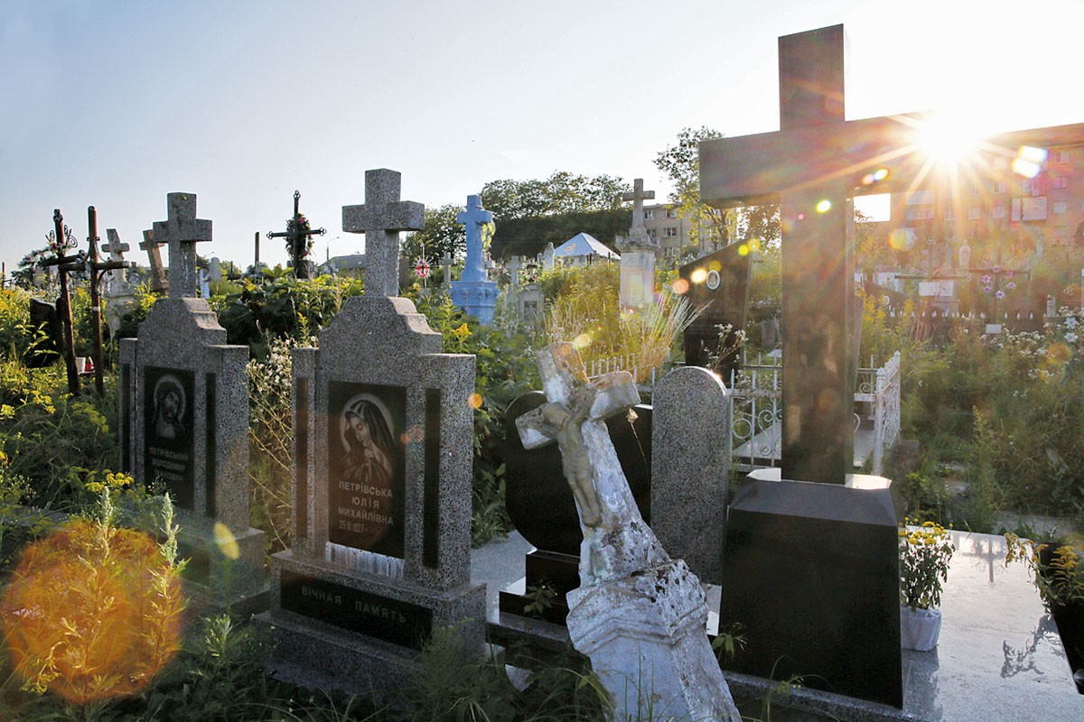 The old cemetery in Zolochiv has graves of the once implacable enemies, including Polish, Ukrainian, Soviet soldiers and German prisoners of war. 