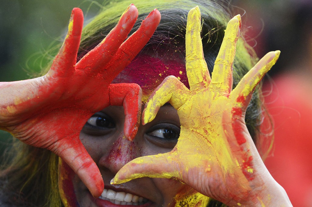 Indian students play with coloured powders as they celebrate 'holi' or the 'festival of colours' during a special function in Kolkata on March 12, 2017. / AFP PHOTO / Dibyangshu SARKAR