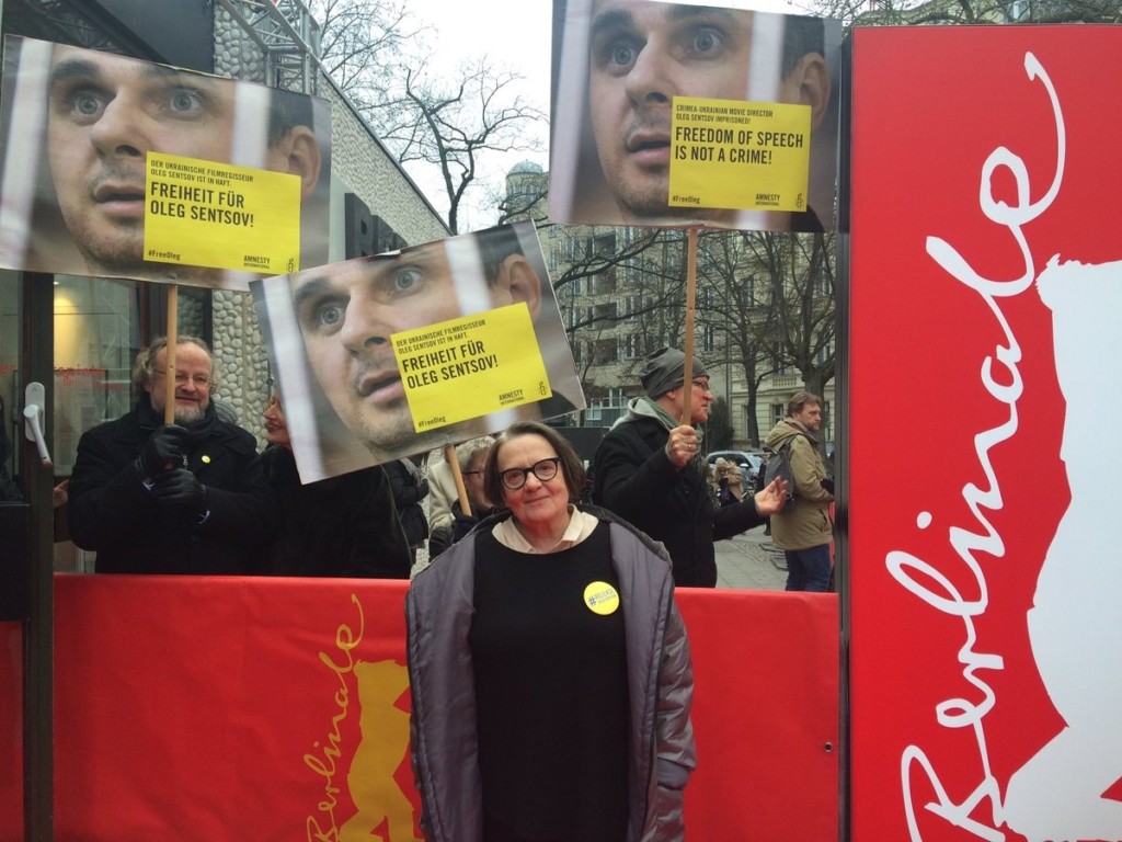 Agnieszka Holland poses in front of the posters calling to release Ukrainian filmmaker Oleg Sentsov. (Twitter\European Film Awards‏)