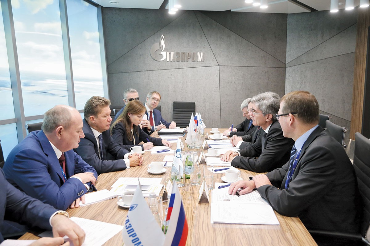 Russian Gazprom board member Alexey Miller (L) and Siemens AG CEO Joe Kaeser (R) speak during a meeting at the St. Petersburg Economic Forum in 2016. (Gazprom)