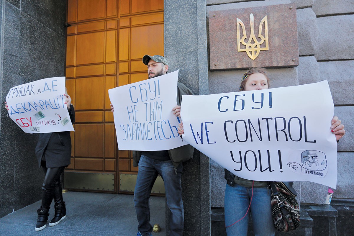 Activists on March 28 protest against the SBU raid at the YouControl IT company. Earlier in March, the SBU broke into the company’s office under the pretext of unlawful sale of software made by Russia. YouControl denied those accusations, blaming the SBU of attempts to extort money from business. 