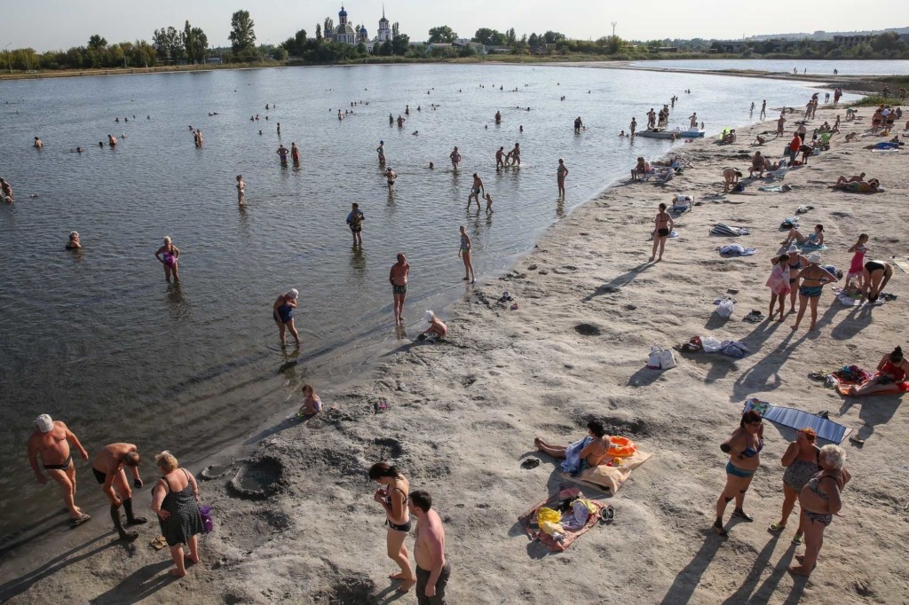 People relax at the beach of Sloviansky Kurort resort in Sloviansk in Donetsk Oblast on Aug. 17. 