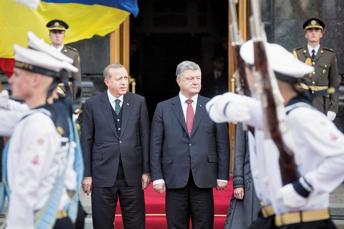 Ukrainian President Petro Poroshenko welcomes his Turkish counterpart, Recep Tayyip Erdogan, as they review an honor guard during a welcome ceremony ahead of their meeting in Kyiv on Oct. 9. (Mikhail Palinchak)