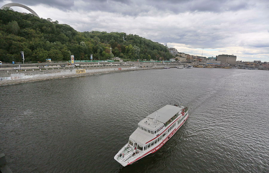 Pishohidnyi Bridge is a beautiful viewpoint, with panoramic views of the wide blue Dnipro River and Podilskyi district.